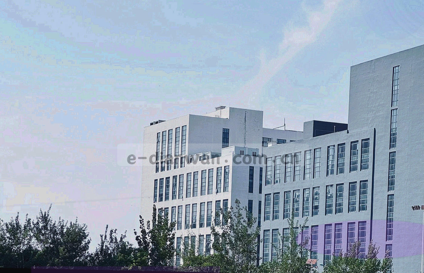 电玩大厅内多块屏幕同时亮起，界面呈现街机与棋牌项目墙